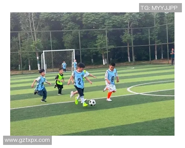 足球场上球星与小孩的温馨互动：孩子们的梦想与偶像的力量