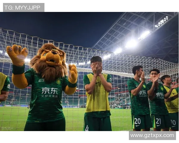 足球巨星赛场边淡定挖鼻屎引发球迷热议场上场下皆成焦点 足球巨星赛场边淡定挖鼻屎引发球迷热议场上场下皆成焦点