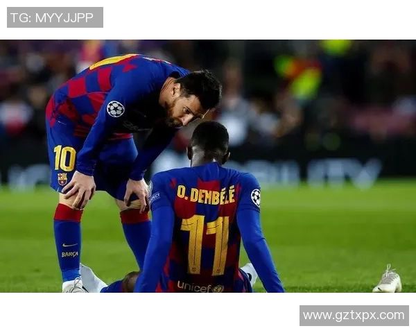 踢足球砸玻璃的球星引发争议 赛场意外背后的故事揭秘 踢足球砸玻璃的球星引发争议 赛场意外背后的故事揭秘